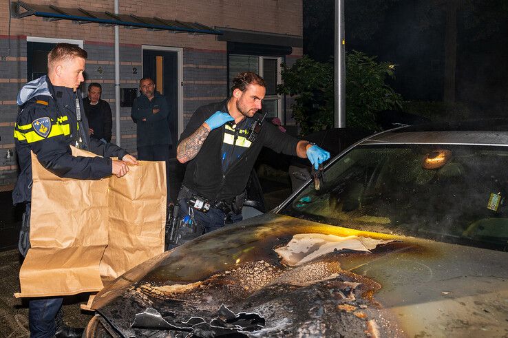 Geparkeerde auto in brand gestoken in Holtenbroek - Foto: Peter Denekamp