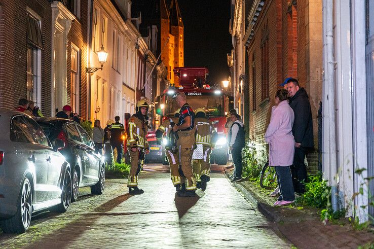 Met passen en meten komt de hoogwerker aan bij de schoorsteenbrand in de nauwe Walstraat. - Foto: Peter Denekamp