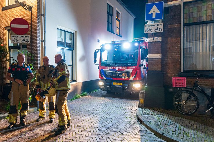 Brandweer blust schoorsteenbrand in historische binnenstad - Foto: Peter Denekamp