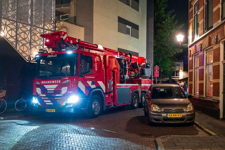 Brandweer blust schoorsteenbrand in historische binnenstad - Foto: Peter Denekamp