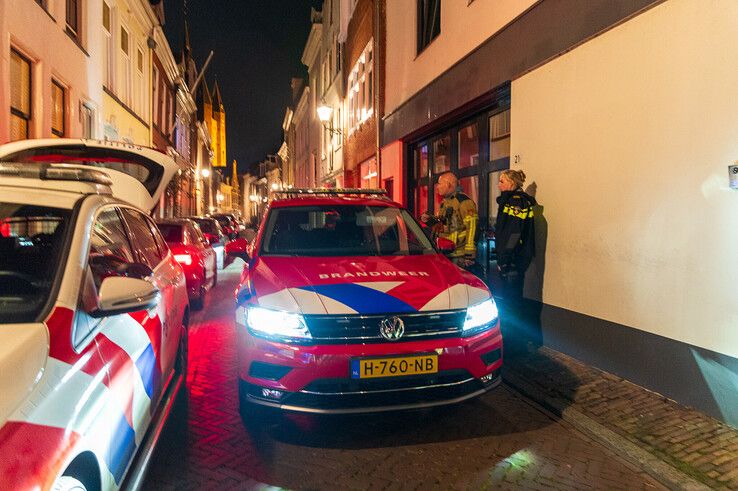 Brandweer blust schoorsteenbrand in historische binnenstad - Foto: Peter Denekamp