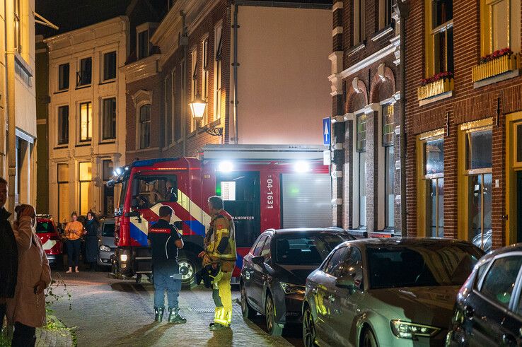 Brandweer blust schoorsteenbrand in historische binnenstad - Foto: Peter Denekamp