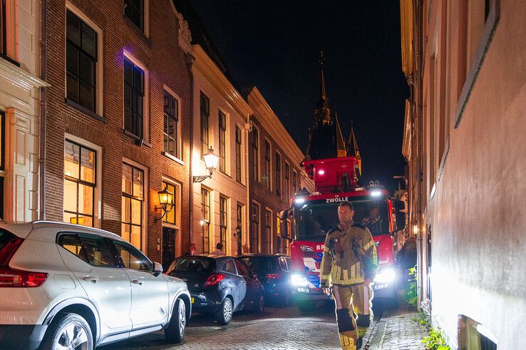 Brandweer blust schoorsteenbrand in historische binnenstad - Foto: Peter Denekamp