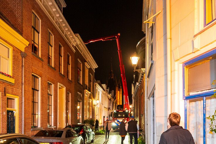 Brandweer blust schoorsteenbrand in historische binnenstad - Foto: Peter Denekamp