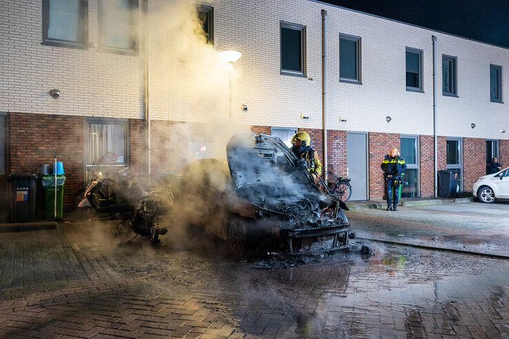 Auto en scooter gaan in vlammen op in Holtenbroek, mogelijk brandstichting - Foto: Peter Denekamp