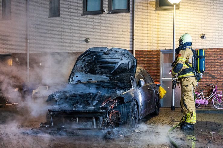 Auto en scooter gaan in vlammen op in Holtenbroek, mogelijk brandstichting - Foto: Peter Denekamp