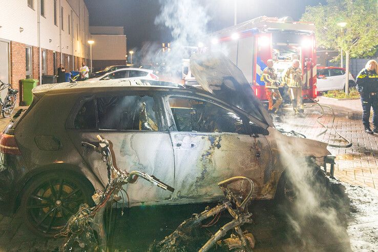 Auto en scooter gaan in vlammen op in Holtenbroek, mogelijk brandstichting - Foto: Peter Denekamp