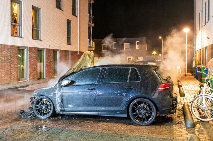 Auto en scooter gaan in vlammen op in Holtenbroek, mogelijk brandstichting - Foto: Peter Denekamp