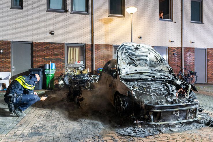 Auto en scooter gaan in vlammen op in Holtenbroek, mogelijk brandstichting - Foto: Peter Denekamp