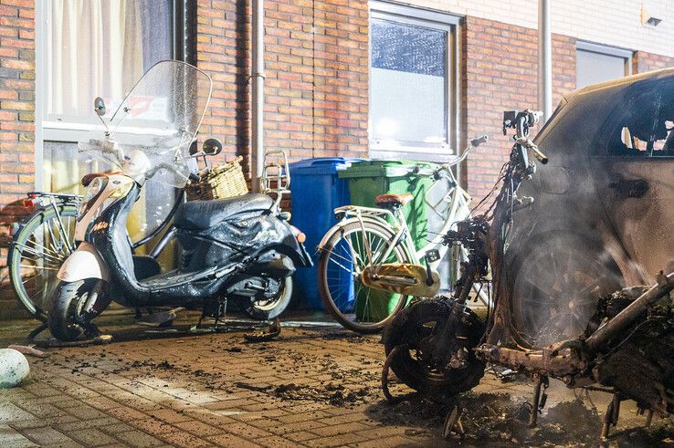 Auto en scooter gaan in vlammen op in Holtenbroek, mogelijk brandstichting - Foto: Peter Denekamp