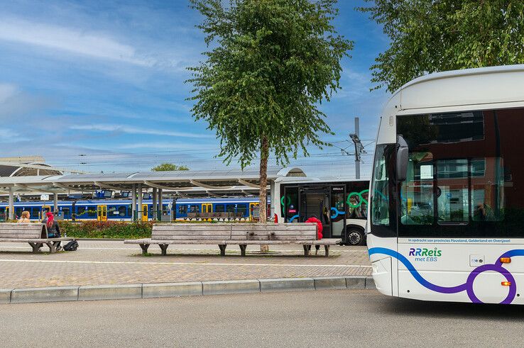 Het bus- en treinstation in Zwolle. - Foto: Peter Denekamp