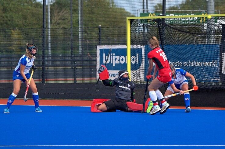 In beeld: Scheidsrechter boort Zwolse hockeyvrouwen kans op stunt door de neus - Foto: Bob Koning