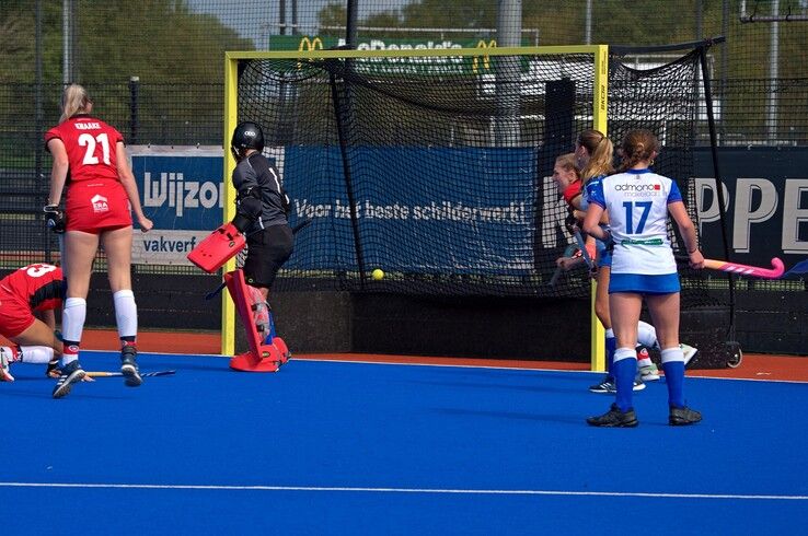 In beeld: Scheidsrechter boort Zwolse hockeyvrouwen kans op stunt door de neus - Foto: Bob Koning