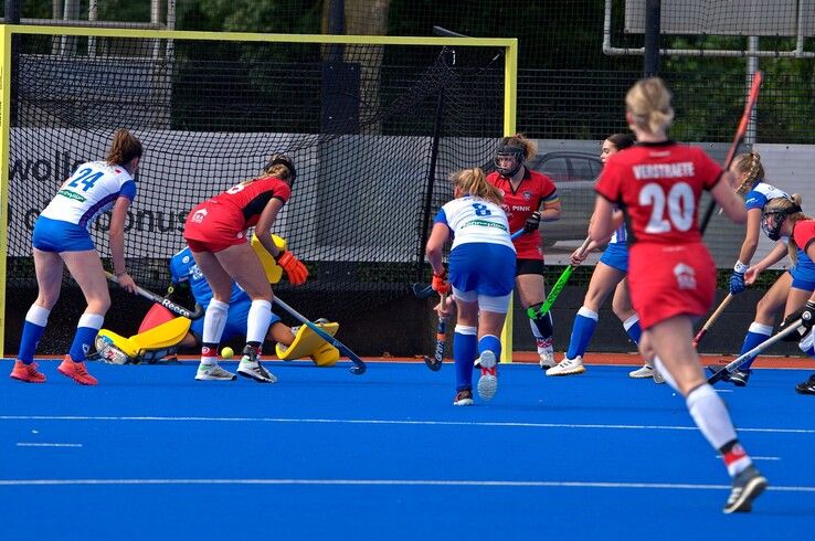 In beeld: Scheidsrechter boort Zwolse hockeyvrouwen kans op stunt door de neus - Foto: Bob Koning