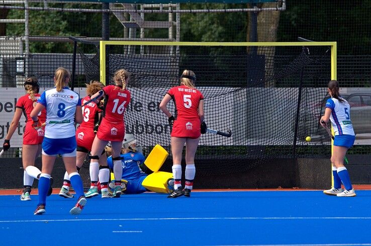 In beeld: Scheidsrechter boort Zwolse hockeyvrouwen kans op stunt door de neus - Foto: Bob Koning