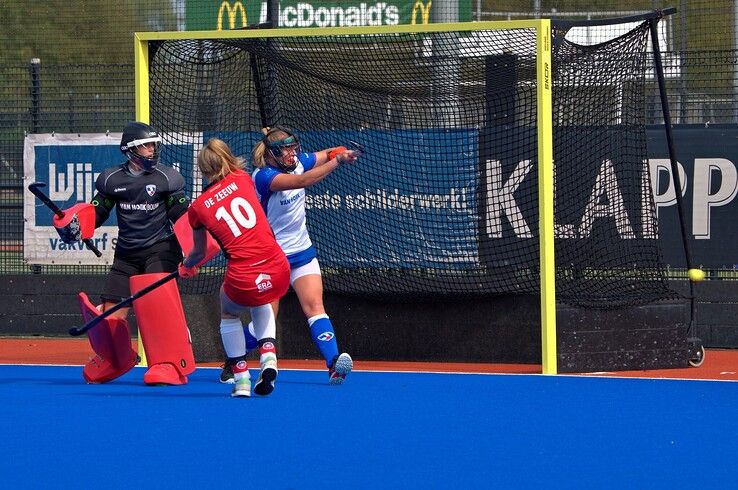 In beeld: Scheidsrechter boort Zwolse hockeyvrouwen kans op stunt door de neus - Foto: Bob Koning