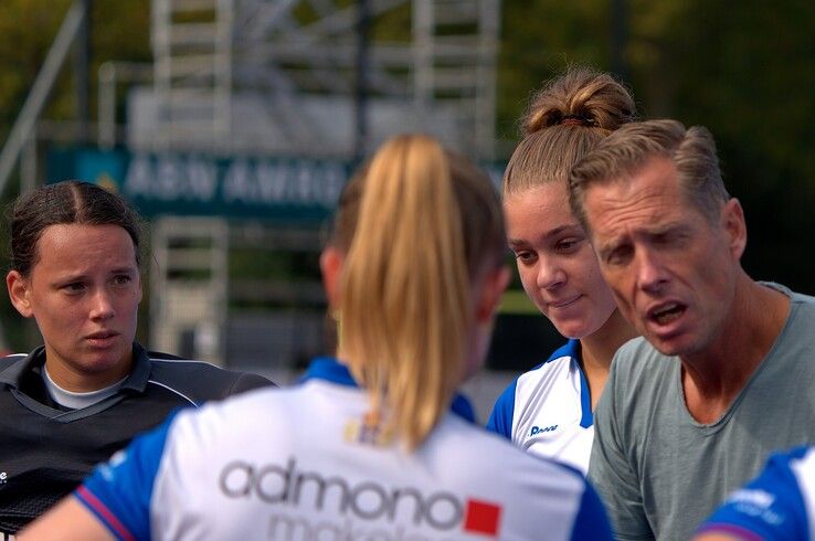 In beeld: Scheidsrechter boort Zwolse hockeyvrouwen kans op stunt door de neus - Foto: Bob Koning