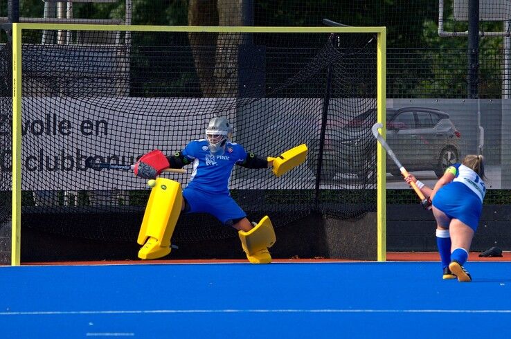 In beeld: Scheidsrechter boort Zwolse hockeyvrouwen kans op stunt door de neus - Foto: Bob Koning