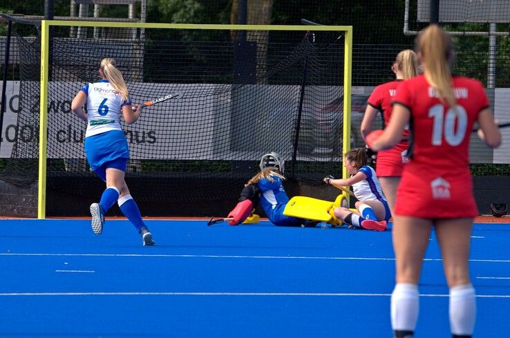 In beeld: Scheidsrechter boort Zwolse hockeyvrouwen kans op stunt door de neus - Foto: Bob Koning