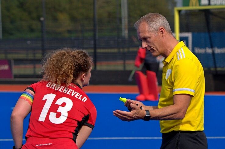 In beeld: Scheidsrechter boort Zwolse hockeyvrouwen kans op stunt door de neus - Foto: Bob Koning