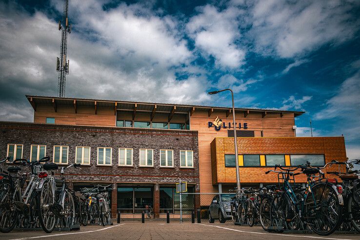 Het politiebureau aan het Stationsplein in Kampen. - Foto: Peter Denekamp