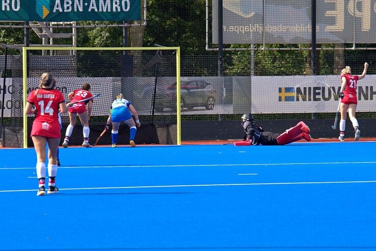 In beeld: Scheidsrechter boort Zwolse hockeyvrouwen kans op stunt door de neus - Foto: Bob Koning