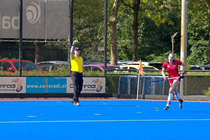 In beeld: Scheidsrechter boort Zwolse hockeyvrouwen kans op stunt door de neus - Foto: Bob Koning