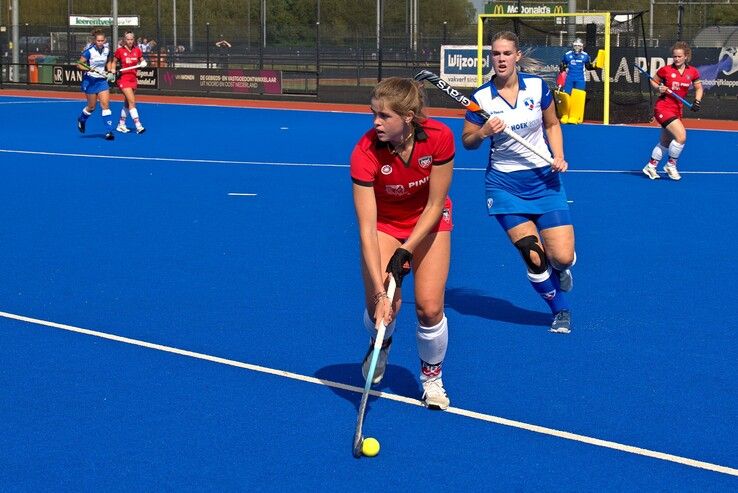 In beeld: Scheidsrechter boort Zwolse hockeyvrouwen kans op stunt door de neus - Foto: Bob Koning