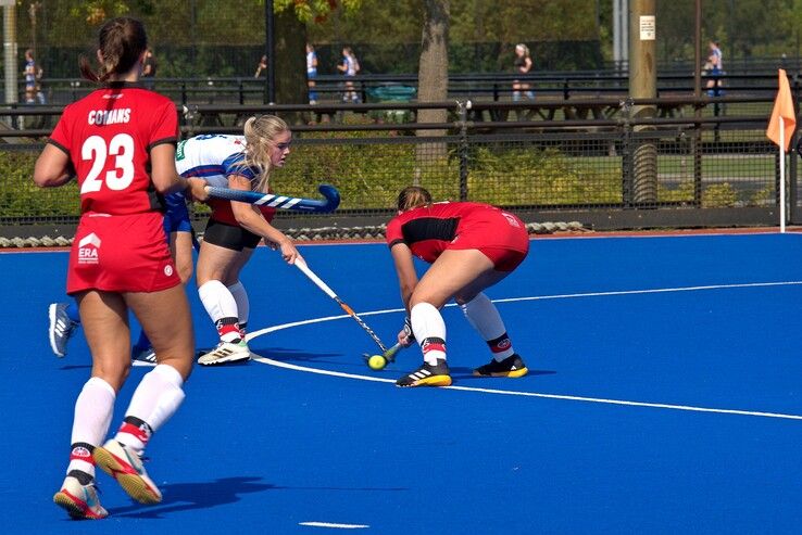 In beeld: Scheidsrechter boort Zwolse hockeyvrouwen kans op stunt door de neus - Foto: Bob Koning