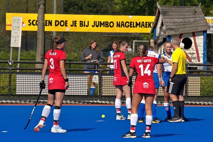 In beeld: Scheidsrechter boort Zwolse hockeyvrouwen kans op stunt door de neus - Foto: Bob Koning