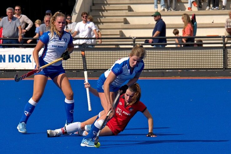 In beeld: Scheidsrechter boort Zwolse hockeyvrouwen kans op stunt door de neus - Foto: Bob Koning