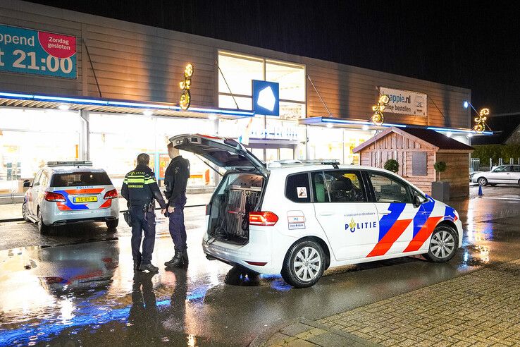 Politie bij de zojuist overvallen Albert Heijn in Genemuiden op woensdag 3 januari 2024. - Foto: Henry Wallinga