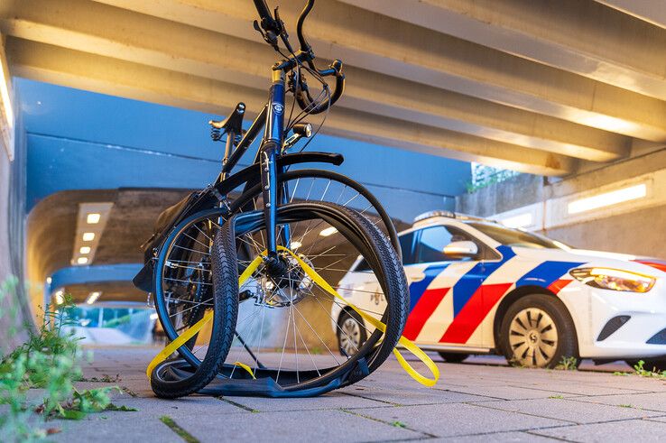 Het ongeluk gebeurde in de fietstunnel onder de Zwartewaterallee. - Foto: Peter Denekamp