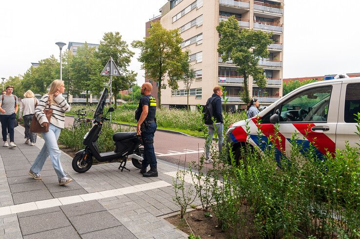 Scooterrijder botst op voetgangster tijdens ochtendspits op drukke fietsstraat - Foto: Peter Denekamp