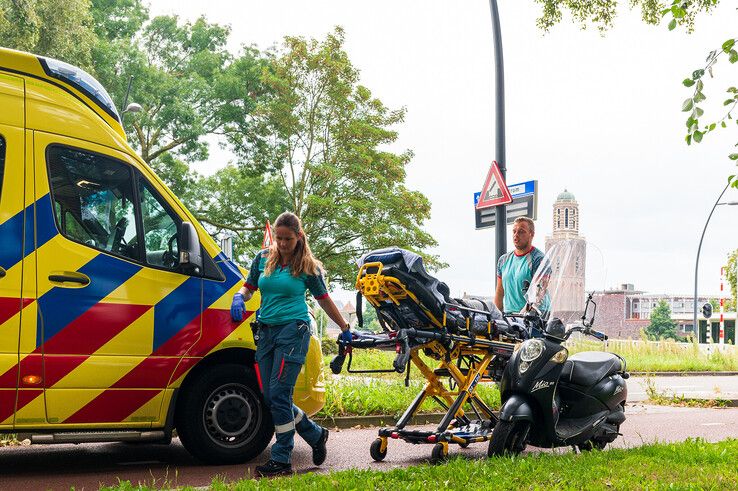 De scooterrijder kwam ten val na een botsing met een voetganger. - Foto: Peter Denekamp