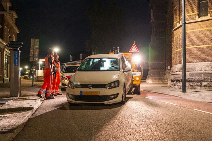 Een witte auto is in beslag genomen op de Assendorperstraat. - Foto: Peter Denekamp