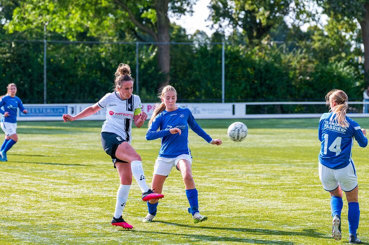 Berkum Vrouwen speelde met 2-2 gelijk tegen De Zweef/DES. - Foto: Peter Denekamp