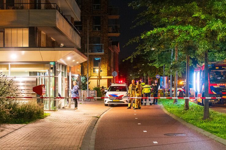 Hulpdiensten bij serviceflat De Keersluis. - Foto: Peter Denekamp