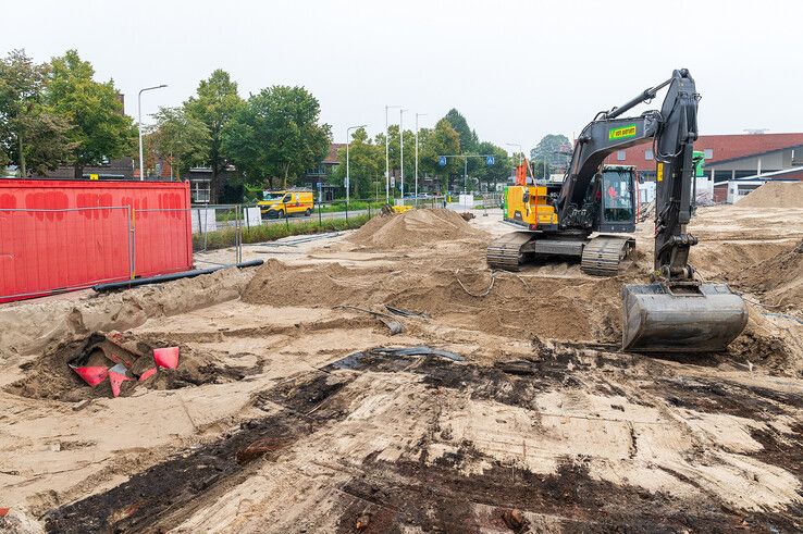 In een bouwput aan de Deventerstraatweg is een hoogspanningskabel kapot getrokken. - Foto: Peter Denekamp