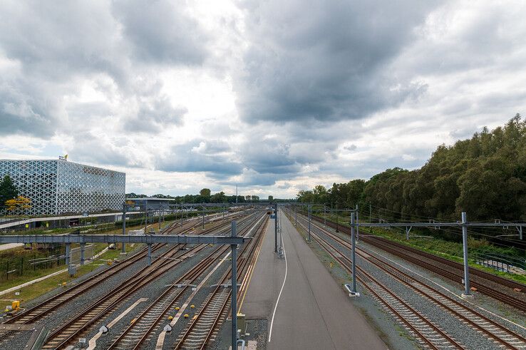 Rangeerterrein en sporen richting de Hanzeboog. - Foto: Peter Denekamp