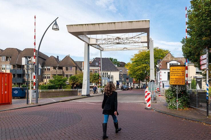 De Diezerpoortenbrug is de komende weken afgesloten. - Foto: Peter Denekamp