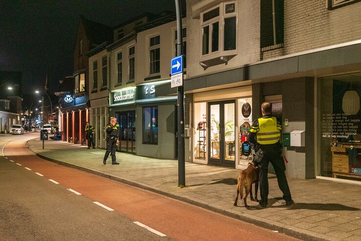 Politieagenten bij de kapsalon aan de Assendorperstraat, kort na de overval. - Foto: Peter Denekamp