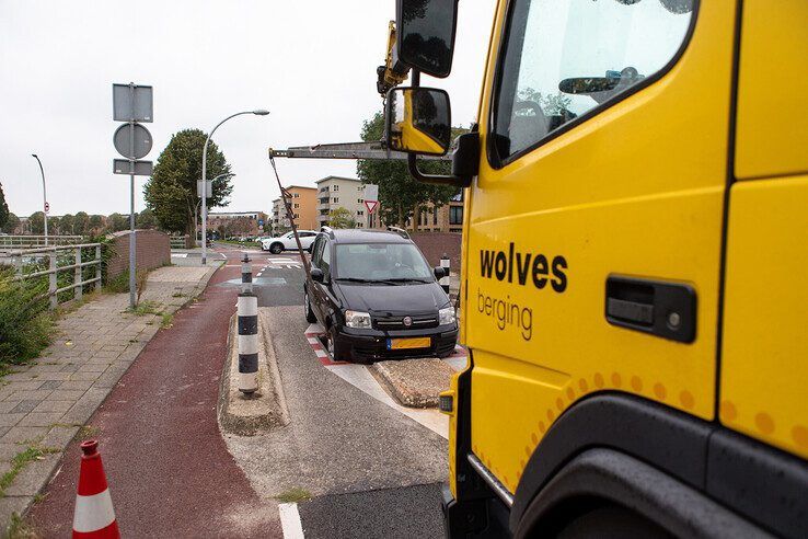 Een automobilist reed zich vast in de bussluis op de Koperslagerstraat. - Foto: Ruben Meinten