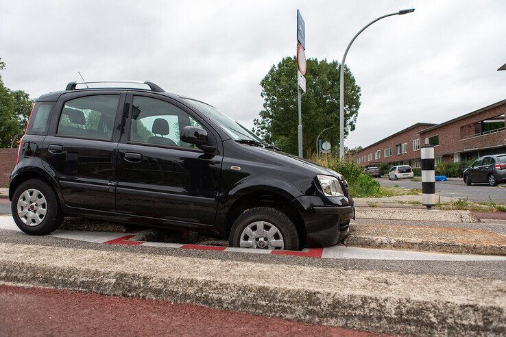 Automobilist rijdt zich vast in bussluis in Stadshagen - Foto: Ruben Meinten