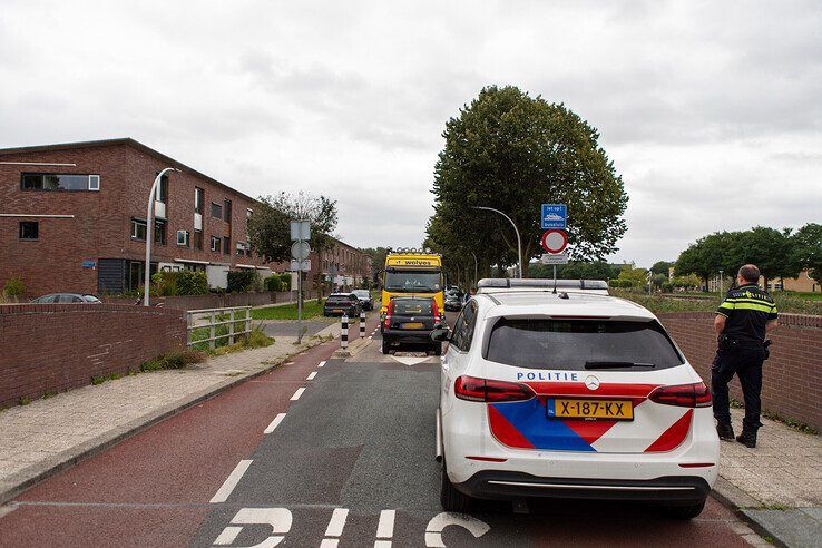 Automobilist rijdt zich vast in bussluis in Stadshagen - Foto: Ruben Meinten