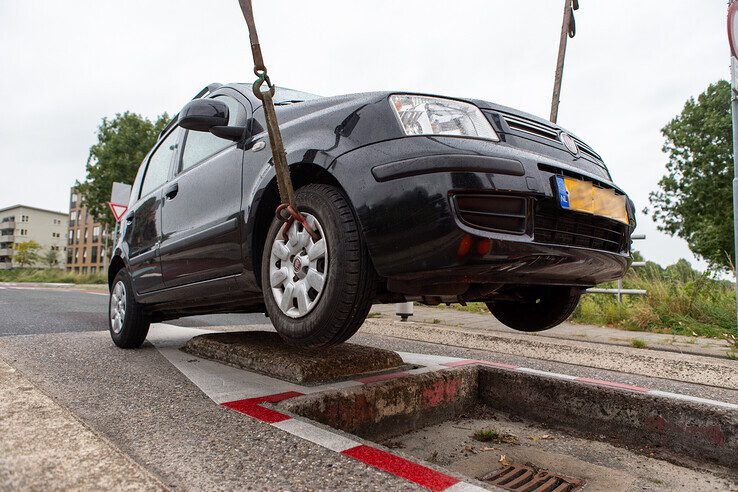 Automobilist rijdt zich vast in bussluis in Stadshagen - Foto: Ruben Meinten