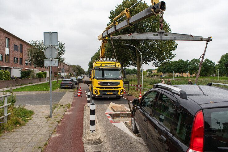 Automobilist rijdt zich vast in bussluis in Stadshagen - Foto: Ruben Meinten