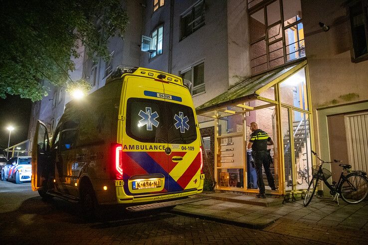 In een flatwoning aan de Vornkenstraat is iemand lichtgewond geraakt na een melding over een steekincident. - Foto: Hugo Janssen