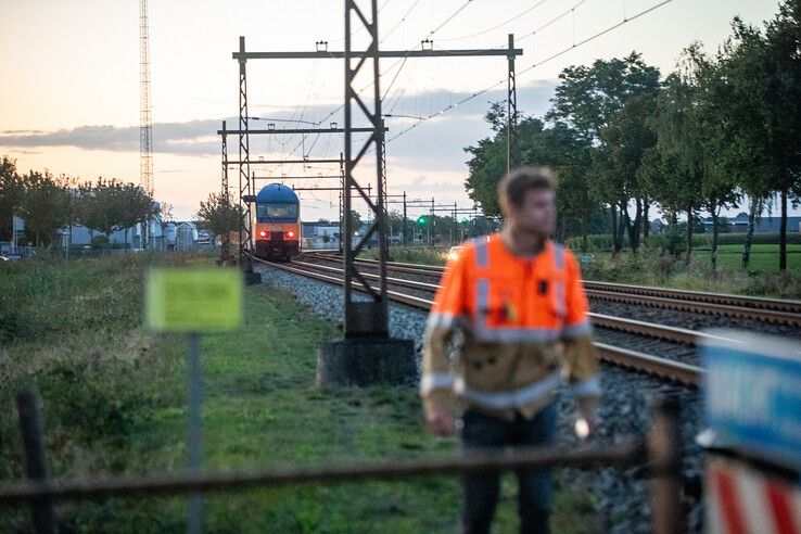 De trein met een vastgelopen rem is tot stilstand gekomen in Staphorst. - Foto: Hugo Janssen