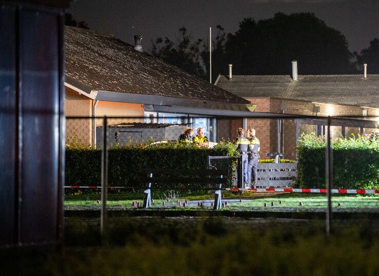 Tientallen omgekeerde plastic bekertjes dekken vermoedelijk kogelhulzen af op het terras van FC Ulu Spor. - Foto: Hugo Janssen